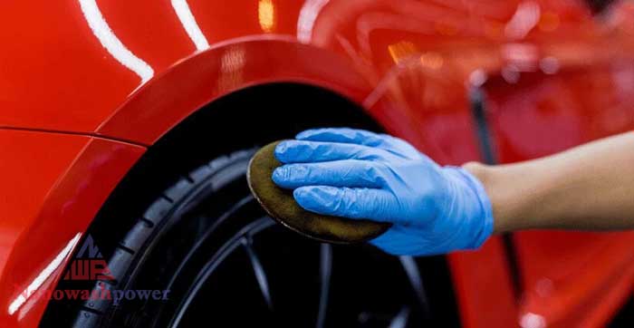 واکس بدنه خودروی نانواش پاور یا واکسهای ارزان؟ انتخاب حرفهای برای خودروی شما | شرکت نانو واش پاور تصویری از لاستیک خودرو که با واکس نانواش پاور درخشان و محافظت شده است