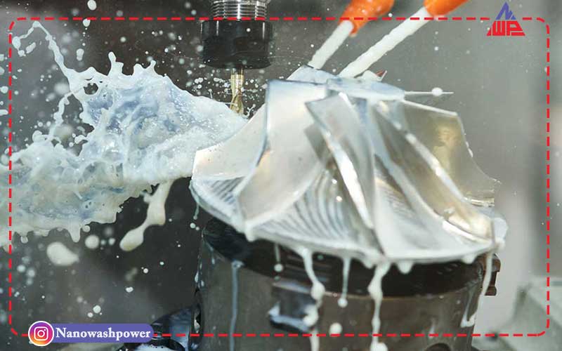 جریان آب صابون در حال خنک کردن و روان‌کاری ابزار برش در دستگاه CNC