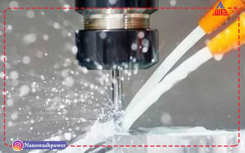 نمونه‌ای از آب صابون روغنی و سنتتیک برای مقایسه ویژگی‌ها و کاربردهای آن‌ها