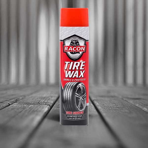 تصویری از تایری تمیز، براق و درخشان که با استفاده از اسپری واکس و براق‌کننده راکن به زیبایی خاصی دست یافته است.
